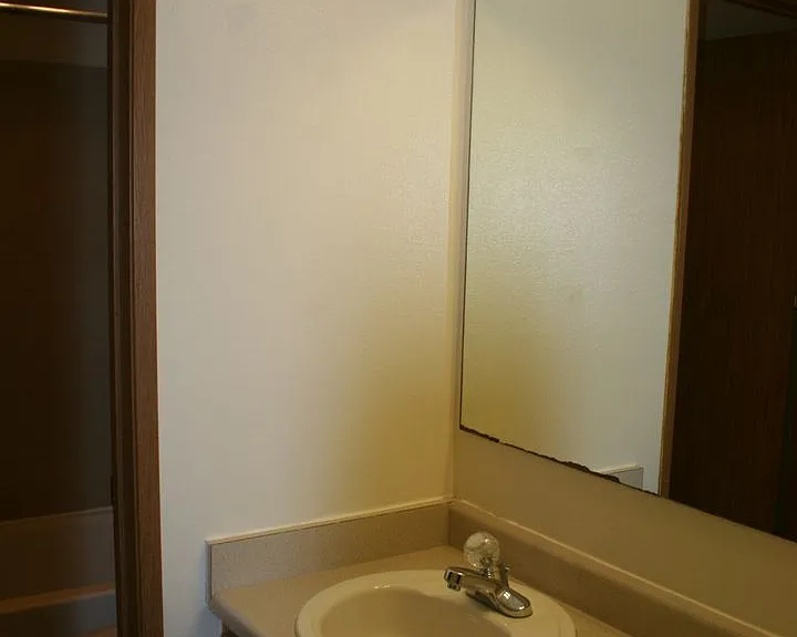 Adams Court Apartments — Photo 105