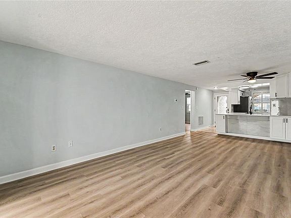 3rd image of 4247 Stratford Dr