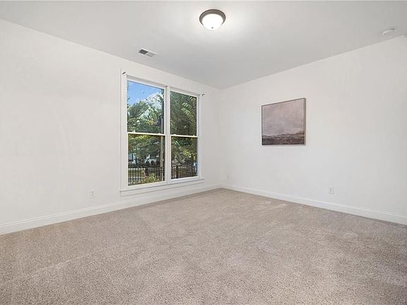 4th image of 104 Pearl St