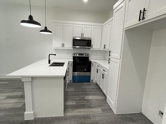 4th image of 3018 Henry St #B