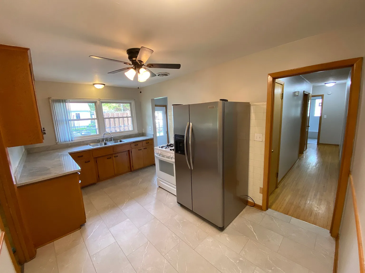 3 bed, 1.0 bath, 1200 sqft, $1,950 — Photo 2