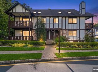 2902 Mark Twain Way, Mahwah, NJ 07430