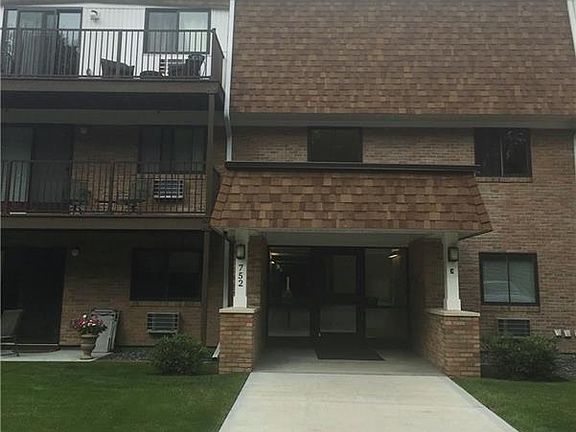 2nd image of 752 Quaker Ln APT 214