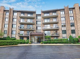 501 Lake Hinsdale Dr APT 102, Willowbrook, IL 60527