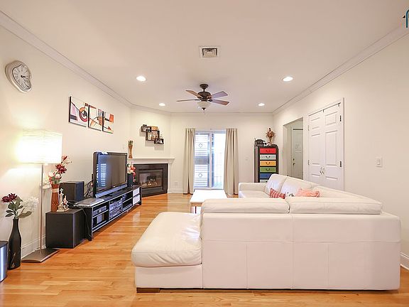 5th image of 2571 Harway Ave #2B