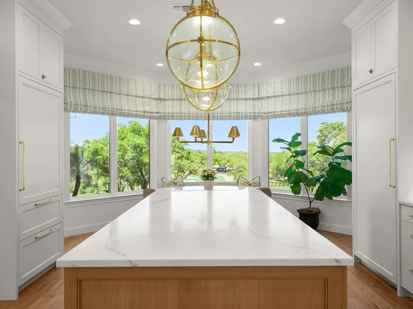 6 Links Ct, The Hills, TX 78738