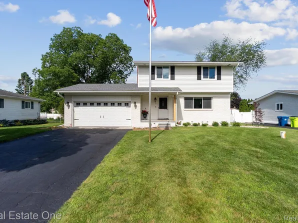 138 McCatty Dr, White Lake, MI 48386