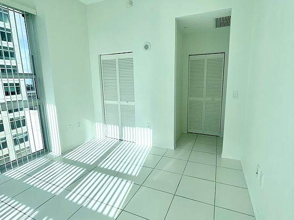 4th image of 950 Brickell Bay Dr APT 1000