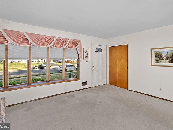 5th image of 8 Hunt Rd
