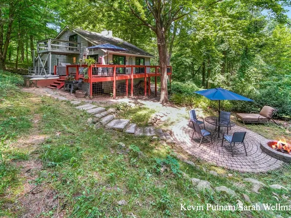 3324 Grant St, Coloma, MI 49038