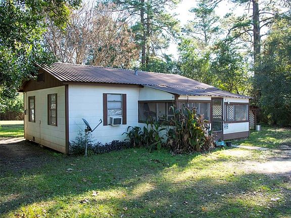 iNVESTMENT/INCOME/RENTAL Opportunity near downtown Coldspring -- 3 houses total sold as a group.  All are 2/1.  Exterior Washer/Dryer connections.  Consistent Income, Currently Tenant Occupied.