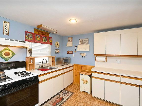 5th image of 12 Foxboro Ave
