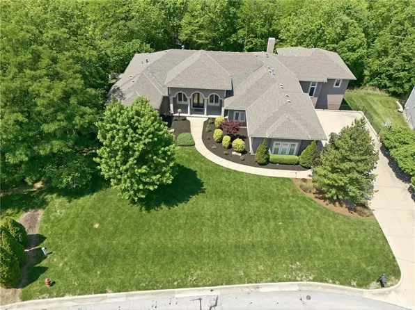 6930 White Pine Cir, Kansas City, MO 64152