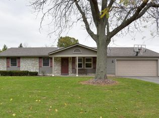1091 Dickens Dr, Oconomowoc, WI 53066