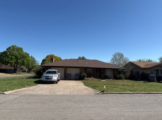 5727 NW Chestnut Ln, Lawton, OK 73505
