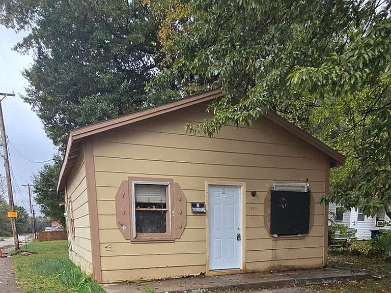 1301 N Rogers Ave — Photo 2