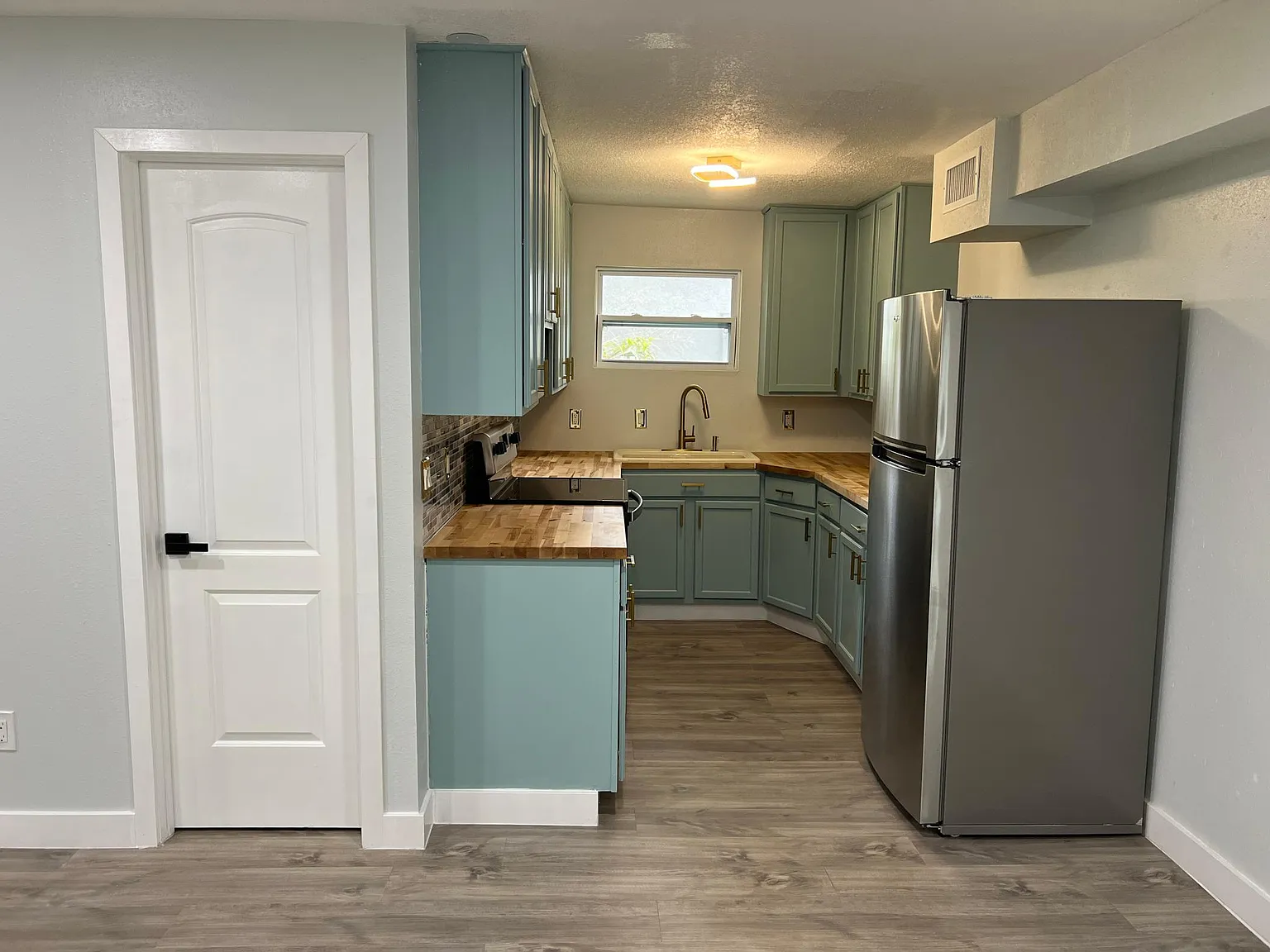 2 bed, 1008 sqft, $1,900 — Photo 2