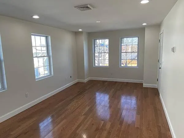 3 bed, 1250 sqft, $2,600 — Photo 2