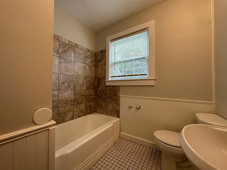 4024 Macarthur Dr — Photo 13