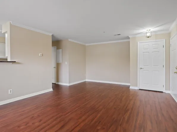 8058 Lisle Dr Unit 101, Manassas, VA 20109