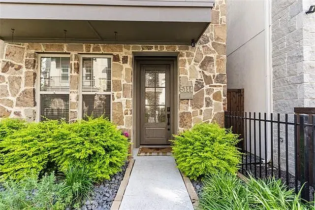 3 bed, 3.5 bath, 1935 sqft, $4,200 — Photo 2