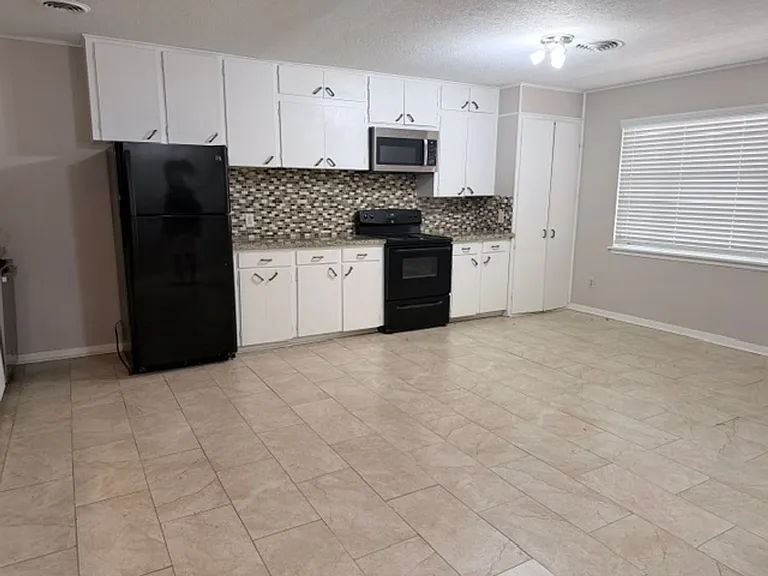 2728 Encino Ave — Photo 15