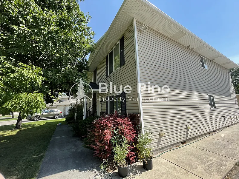 2 bed, 1.0 bath, 787 sqft, $975 — Photo 2