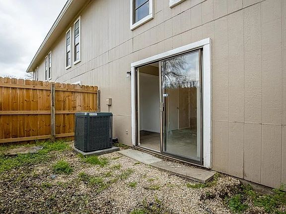 4th image of 403 Hartline Dr #1