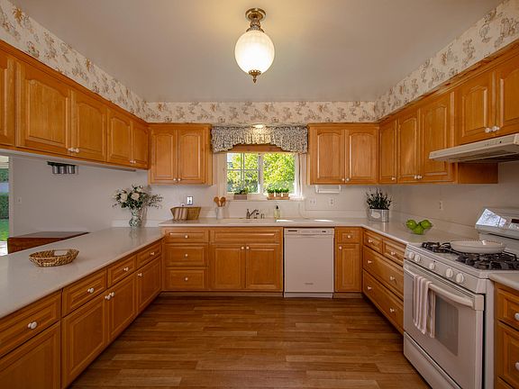 2nd image of 417 Crestview Dr