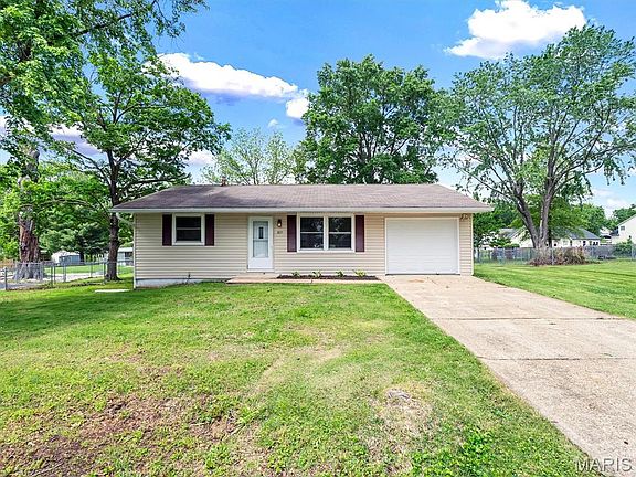 2nd image of 1877 Forest Ln