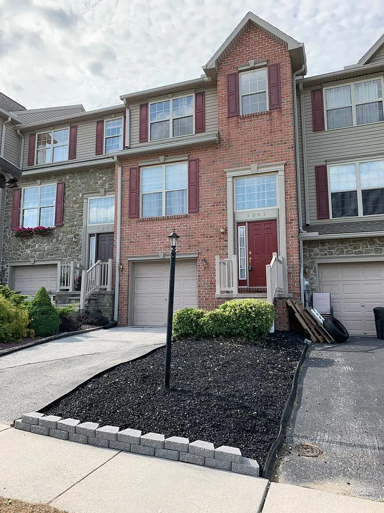 1261 Wanda Dr — Photo 2