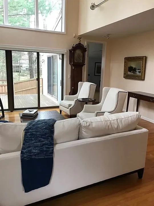 3 bed, 2.5 bath, 3000 sqft, $6,300 — Photo 2