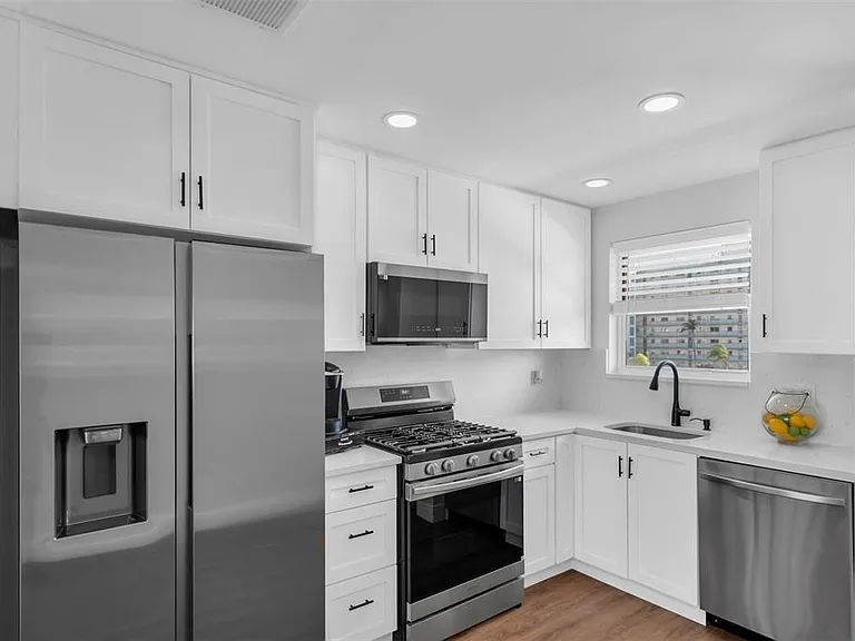 6025 Shore Blvd S #405 — Photo 12