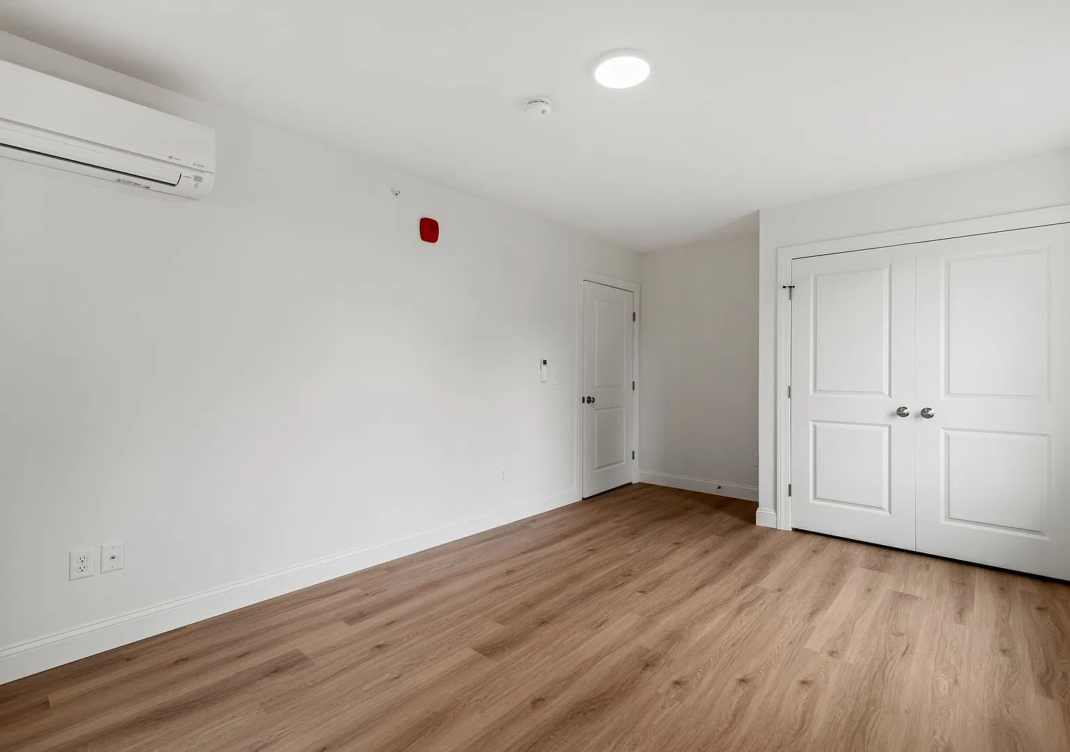 2 Bed/ 1 Bath Massive Kitchen/Living space — Photo 4