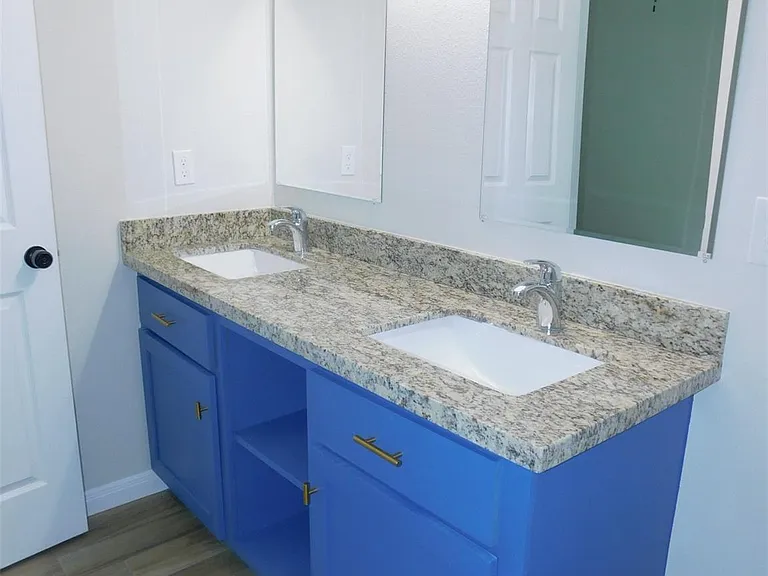 904 W Sealy St #A — Photo 9