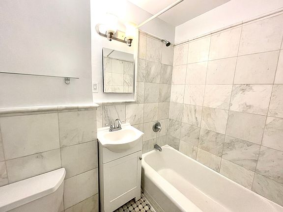 4th image of 107 W 68th St APT 3C