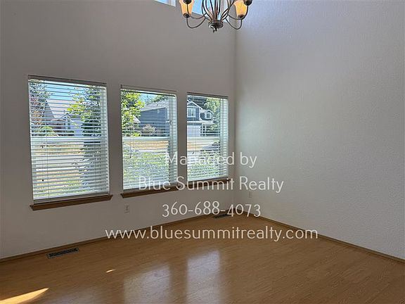3rd image of 4405 Seville Dr SE
