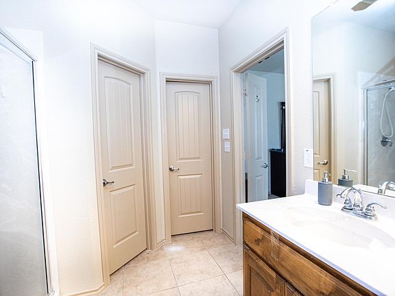 5th image of 2512 Priscella Dr