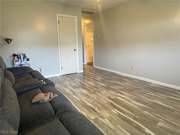 5th image of 611 S Logan St