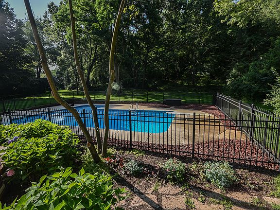 2nd image of 11062 Cloverlawn Dr
