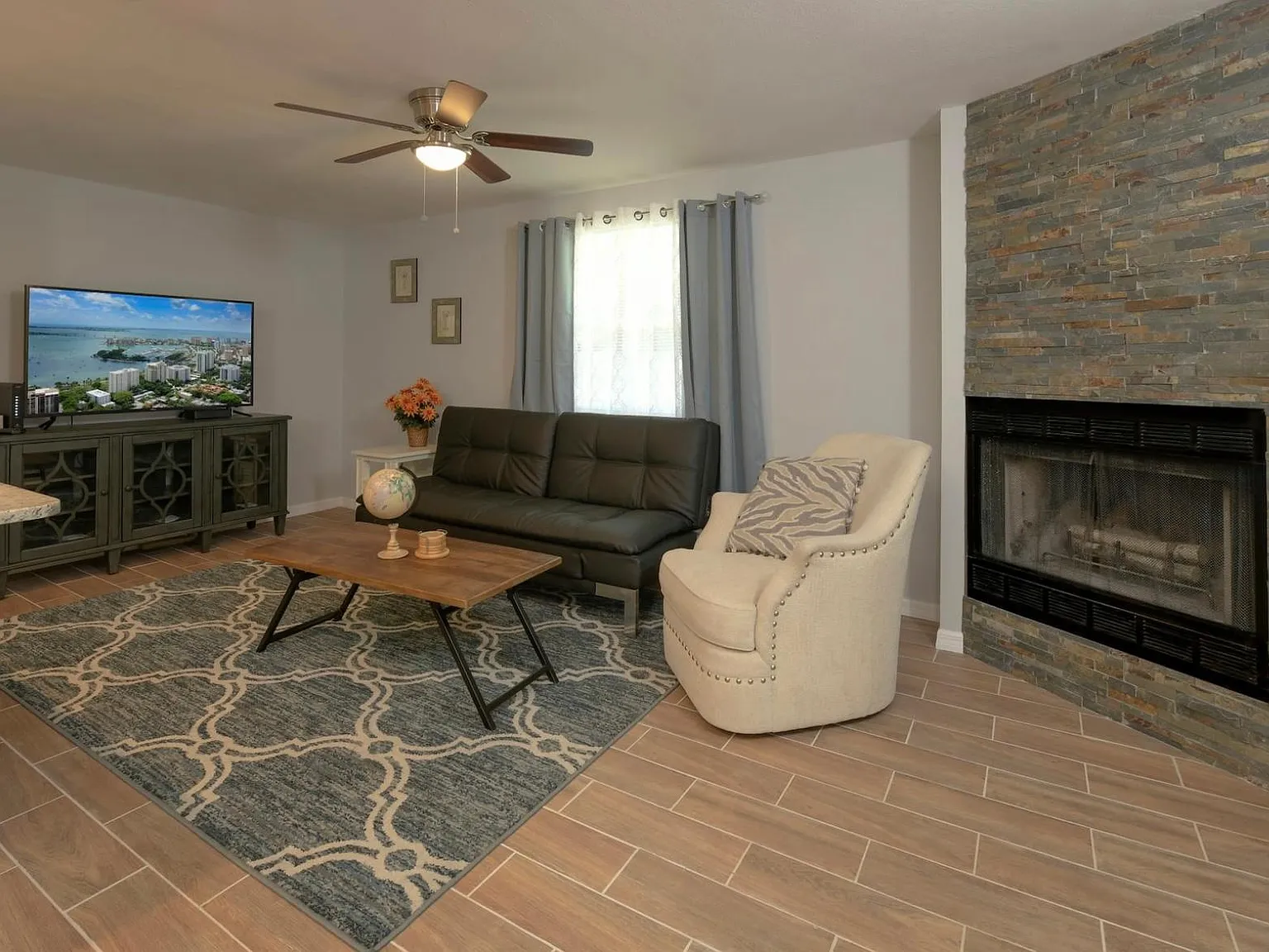 3 bed, 2000 sqft, $3,400 — Photo 3