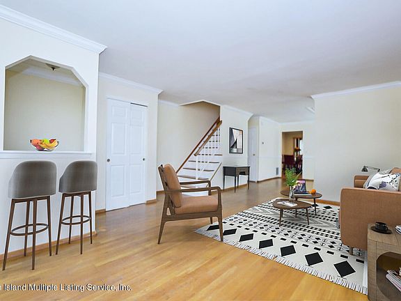 3rd image of 117 Carlyle Grn