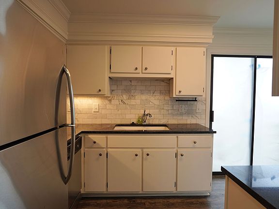 4th image of 232 Hillsboro Pl