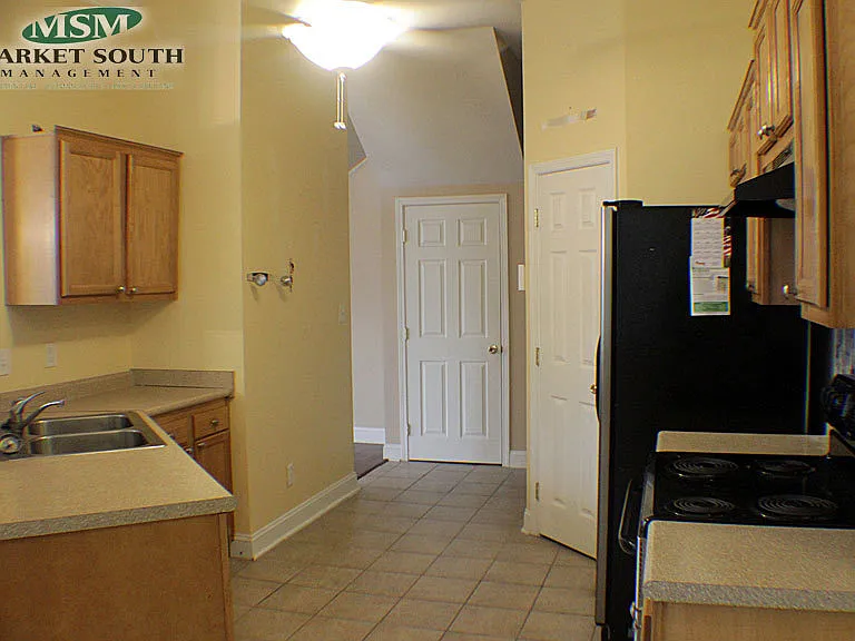 727 E Henry St — Photo 3