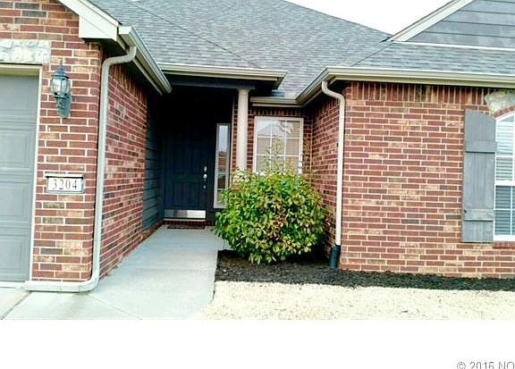 3rd image of 3204 E Fairmont St