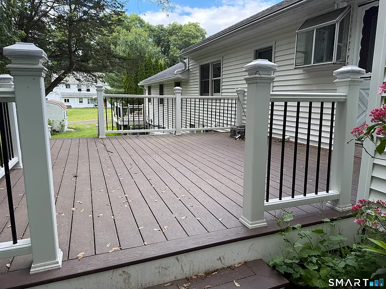 381 Nichols Ave — Photo 5