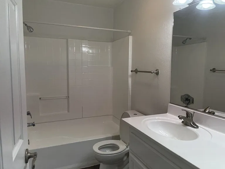 Villa Serrano Apartment Homes — Photo 44