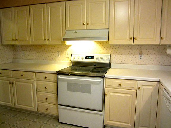 3rd image of 205 S Pine Ln