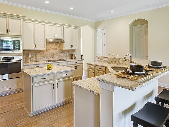 4th image of 409 Venecia Way