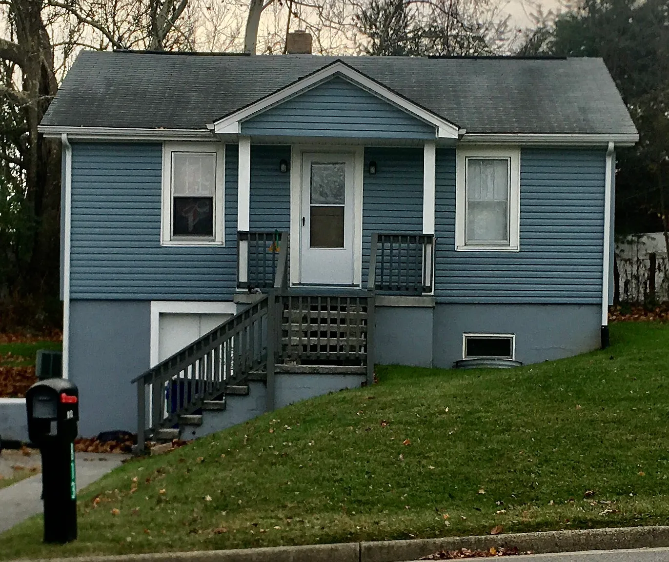 813 Patrick Henry Dr — Photo 1